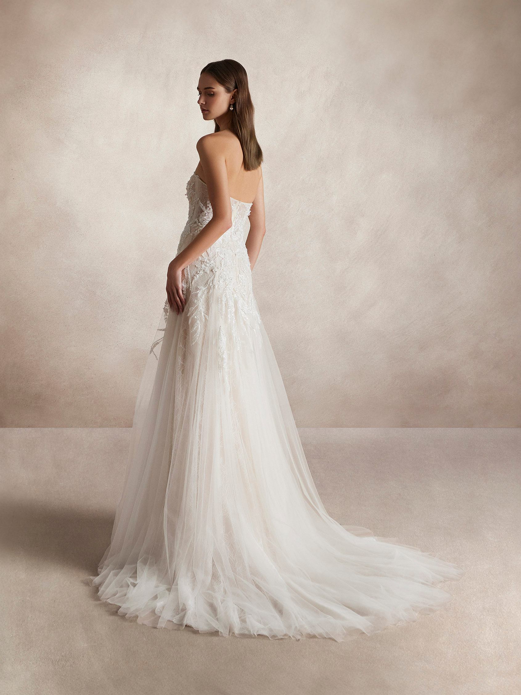 YUSRA | Flow A-line wedding dress with V-neckline | Nicole