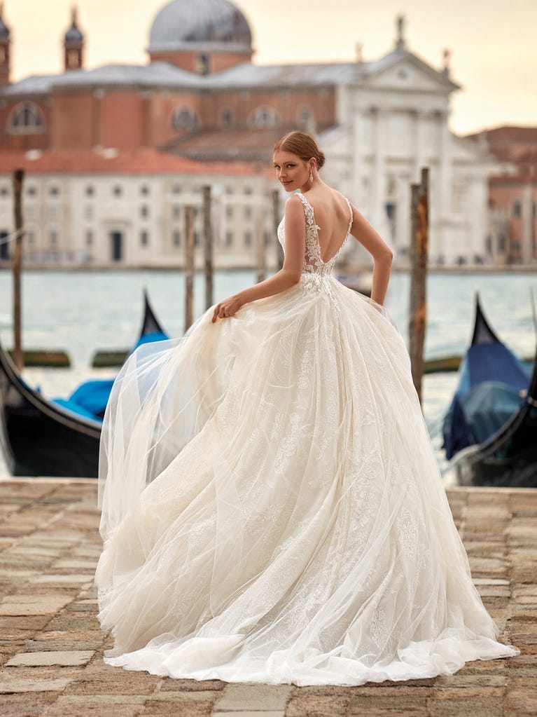 Tulle wedding dress with sleeveless bodice and sweetheart neckline. The embroidered lace creates a fabulous 3D effect, and the removable sleeves will look perfect during the ceremony.