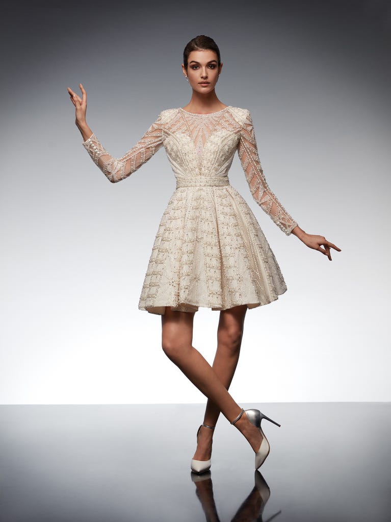 Sofisticado vestido en mikado con la sobrefalda más fabulosa en voile de tul y encaje macro. ¡La magia de la elegancia!