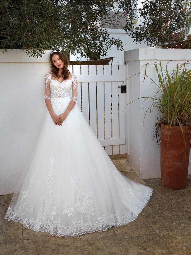 Tulle wedding dress with sleeveless bodice and sweetheart neckline. The embroidered lace creates a fabulous 3D effect, and the removable sleeves will look perfect during the ceremony.