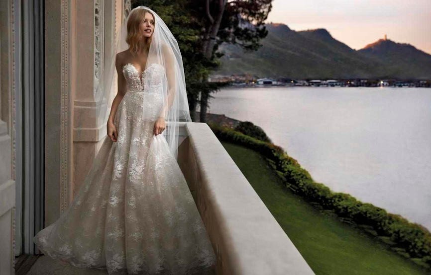 Novia el dia de su boda con vestido elegante