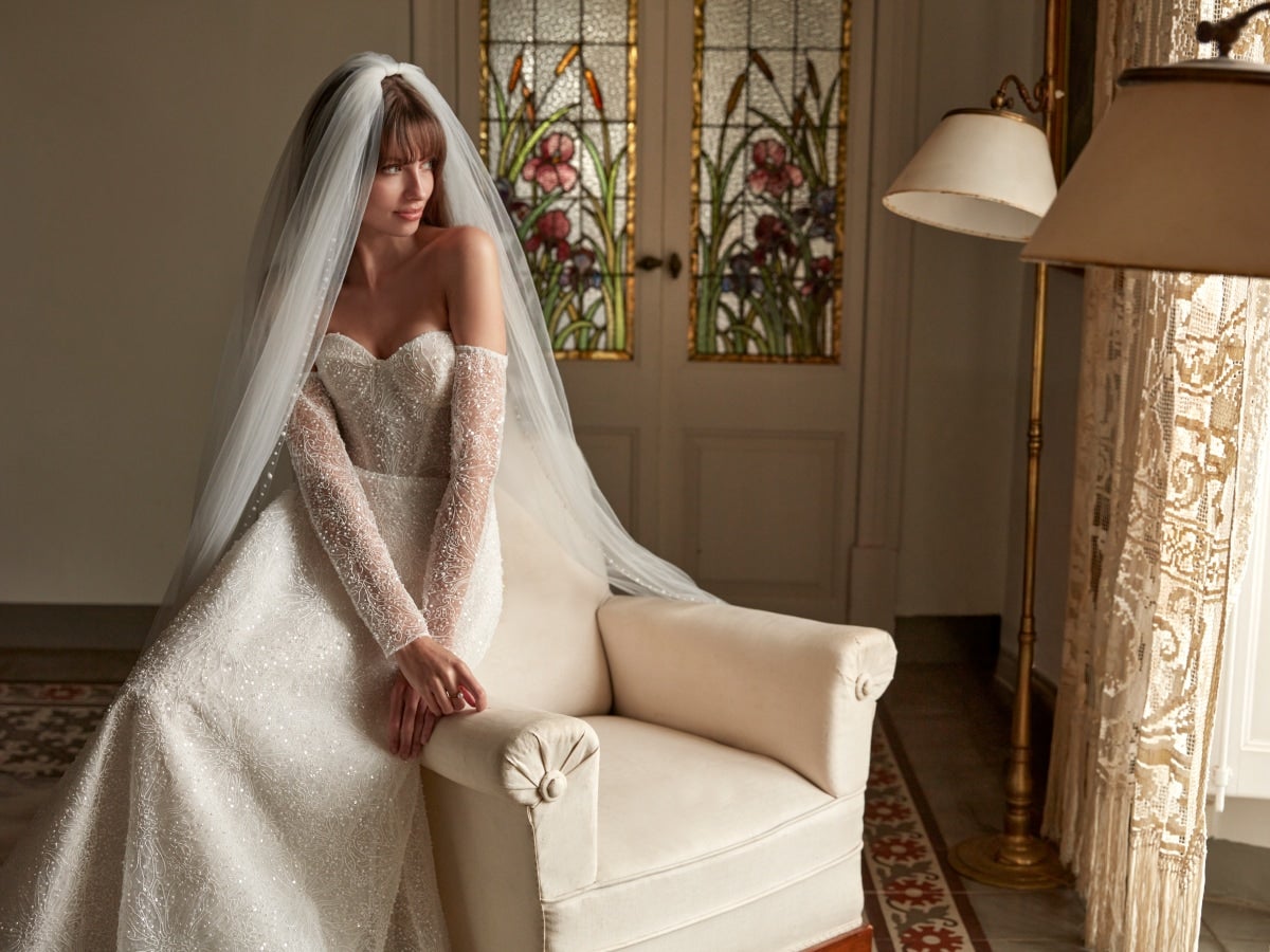 Mujer  luciendo un vestido de novia