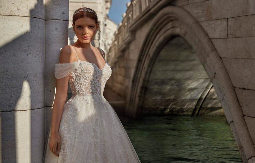 Mujer sentanda al aire libre luciendo un vestido de novia