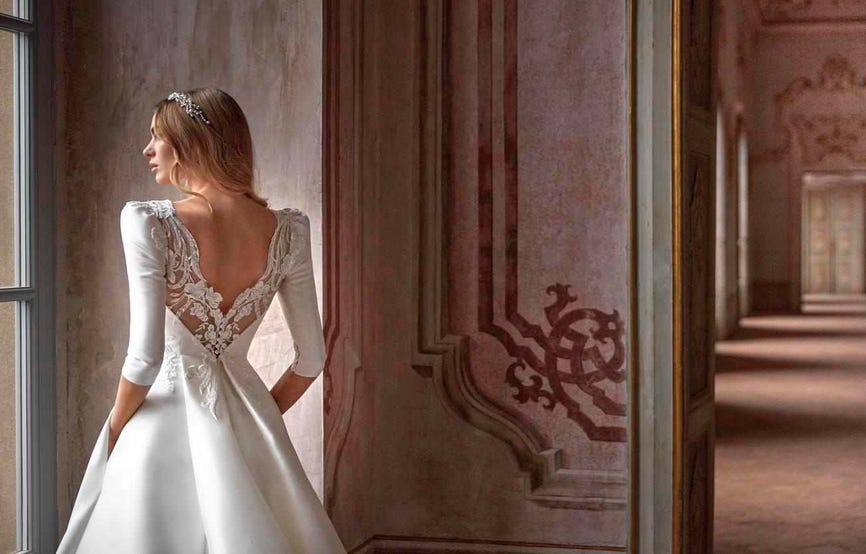 Novia el dia de su boda con vestido elegante