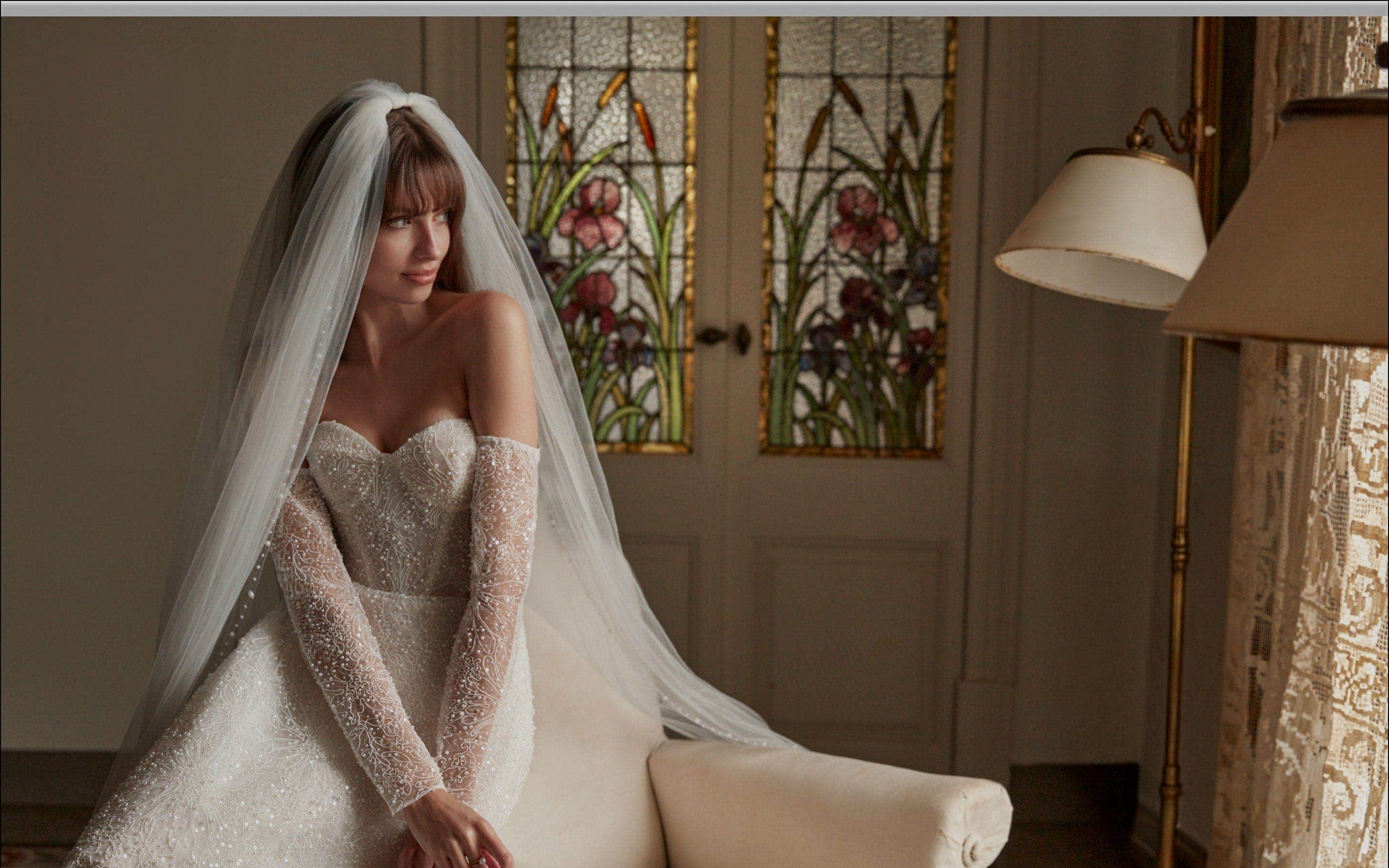 Mujer  luciendo un vestido de novia