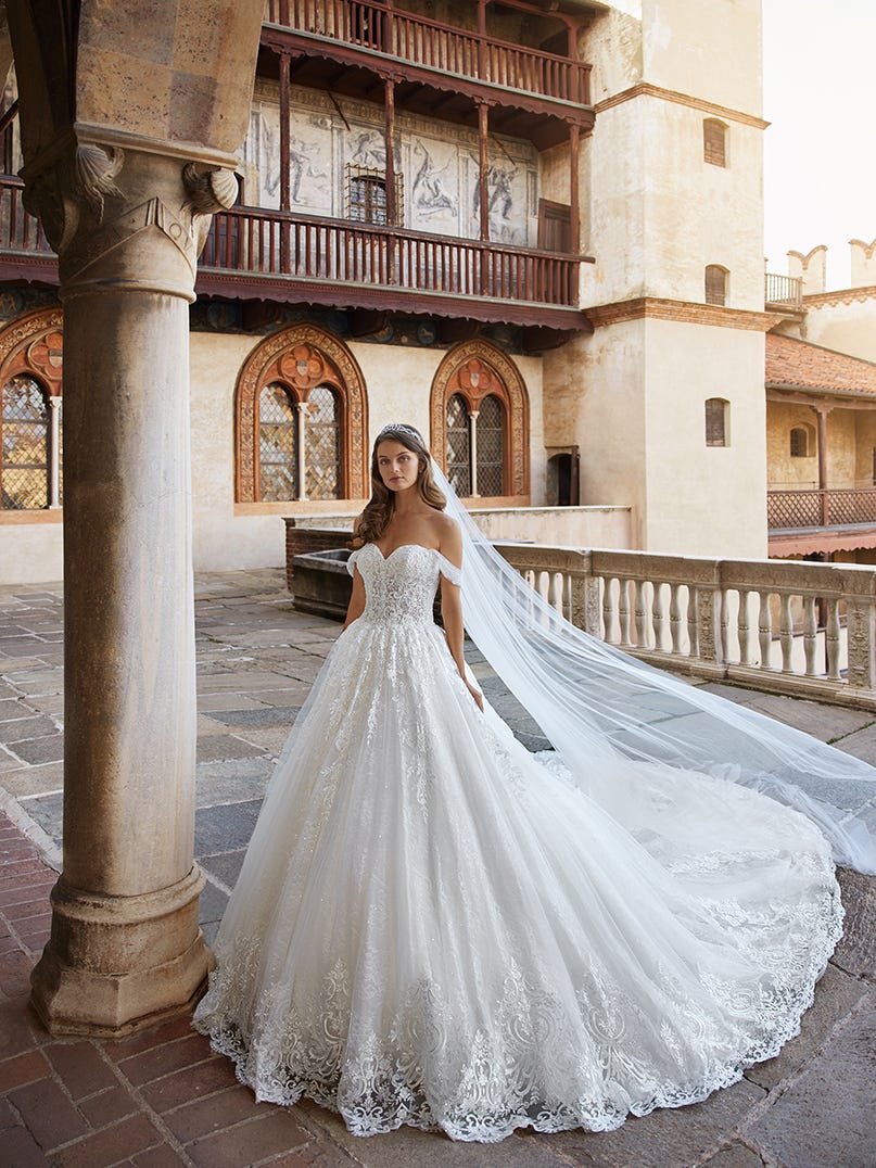 Discover the New Capsule Collection dedicated to brides who dream of a  timeless look!