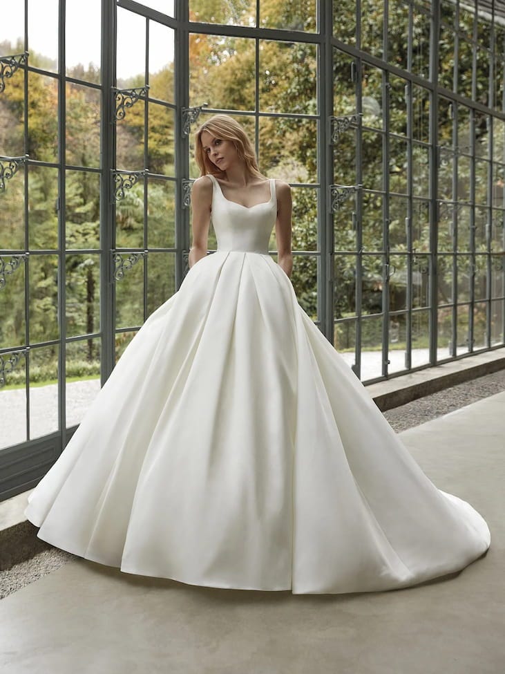 Vestito da Sposa a Principessa Liscio Convidada madrinha com penteado cabelo solto usa vestido curto assimétrico lantejoulas e sandálias