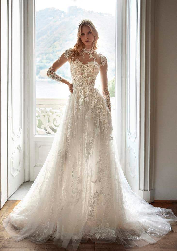 Une belle femme vêtue d'une robe de mariée romantique à manches longues et col montant, parfaite pour un mariage en hiver 