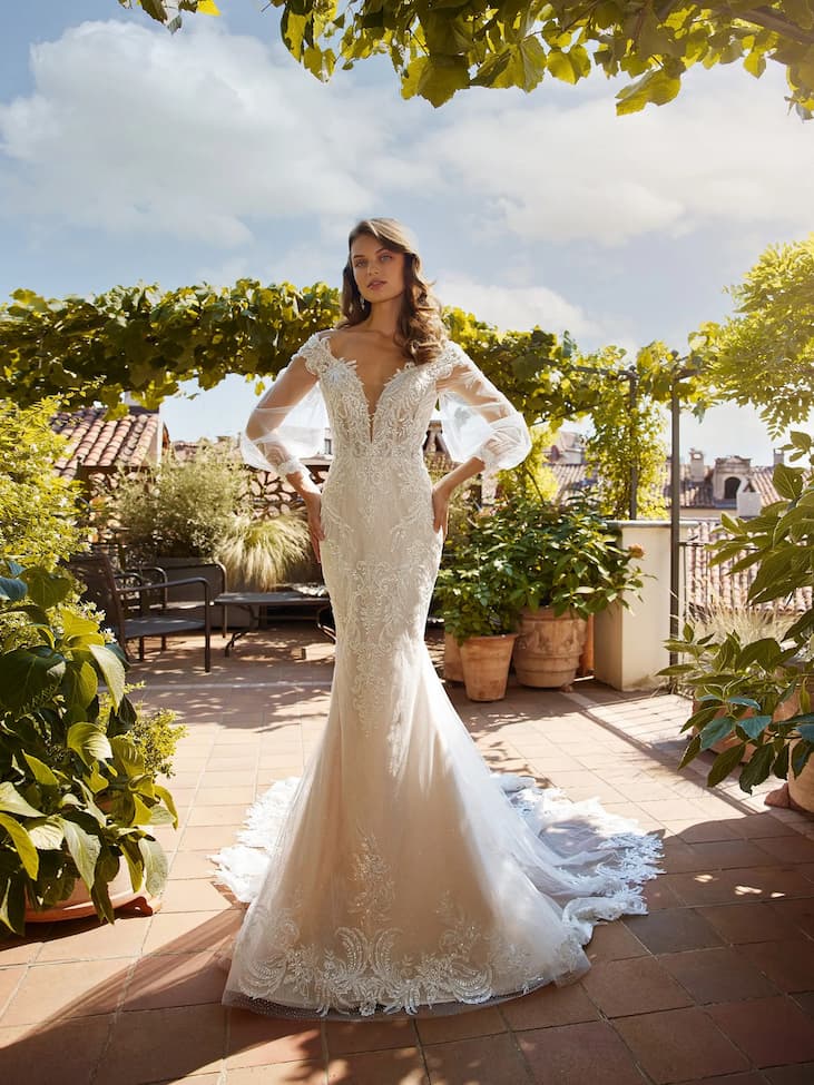 Mujer con un peinado de novia ondulado y un vestido de novia corte sirena