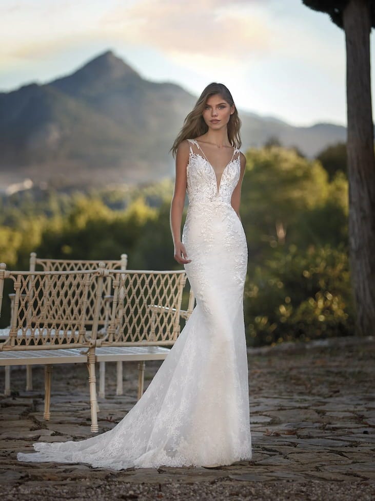 Vestido de novia sirena en una boda romántica ambientada en la naturaleza