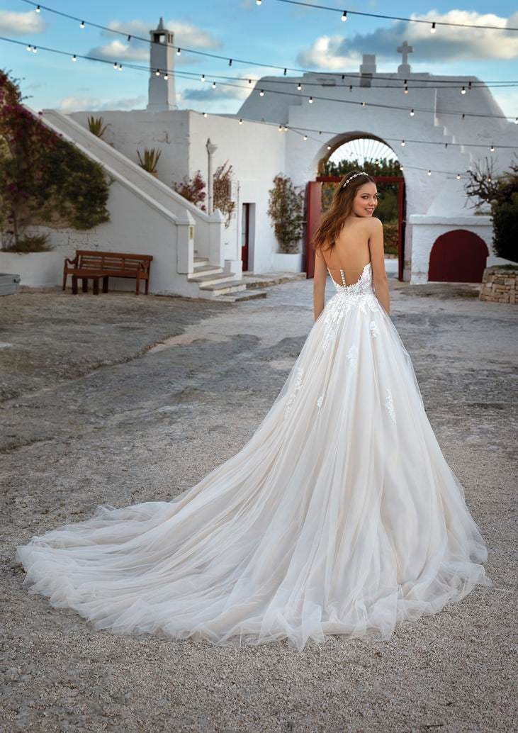 Convidada madrinha com penteado cabelo solto usa vestido curto assimétrico lantejoulas e sandálias