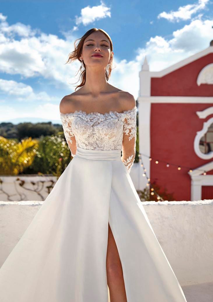 Une femme vêtue d'une robe de mariée d'hiver à bustier style princesse avec jupe volumineuse en satin.