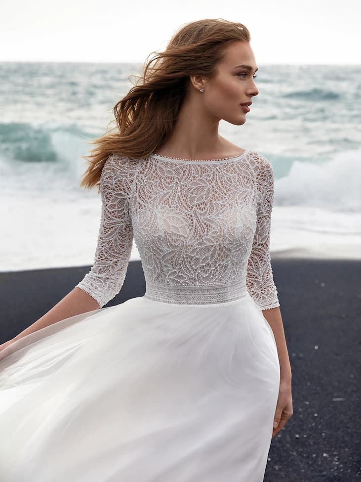 Vestido de novia para playa Mujer con vestido de novia en boda intima en la playa