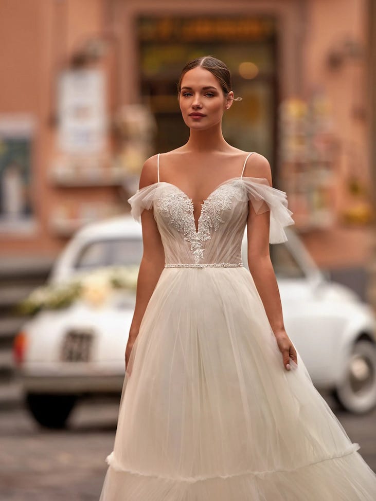 Mujer con un vestido de novia y un peinado de novia sencillo y recogido hacia atrás