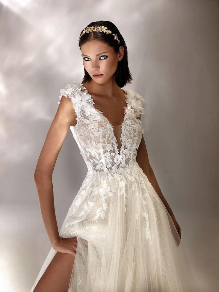 Mujer con vestido de novia con abertura para llevar liga de novia